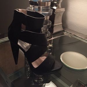 michael kors black pumps size 7